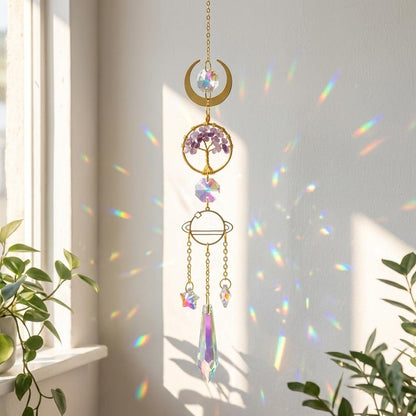 Decorative crystal hanging ornament with rainbow折射效果在窗户前